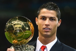 hth最新官方网站-教练博弈：名帅之间战术对决影响比赛走向解析，教练布置战术